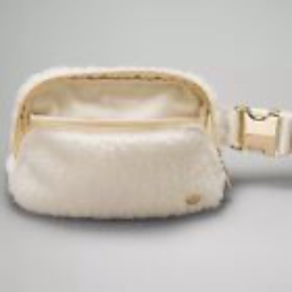 NWT Lululemon Everywhere Fanny Belt Bag 2L Fleece - White Opal Gold - Picture 3 of 4